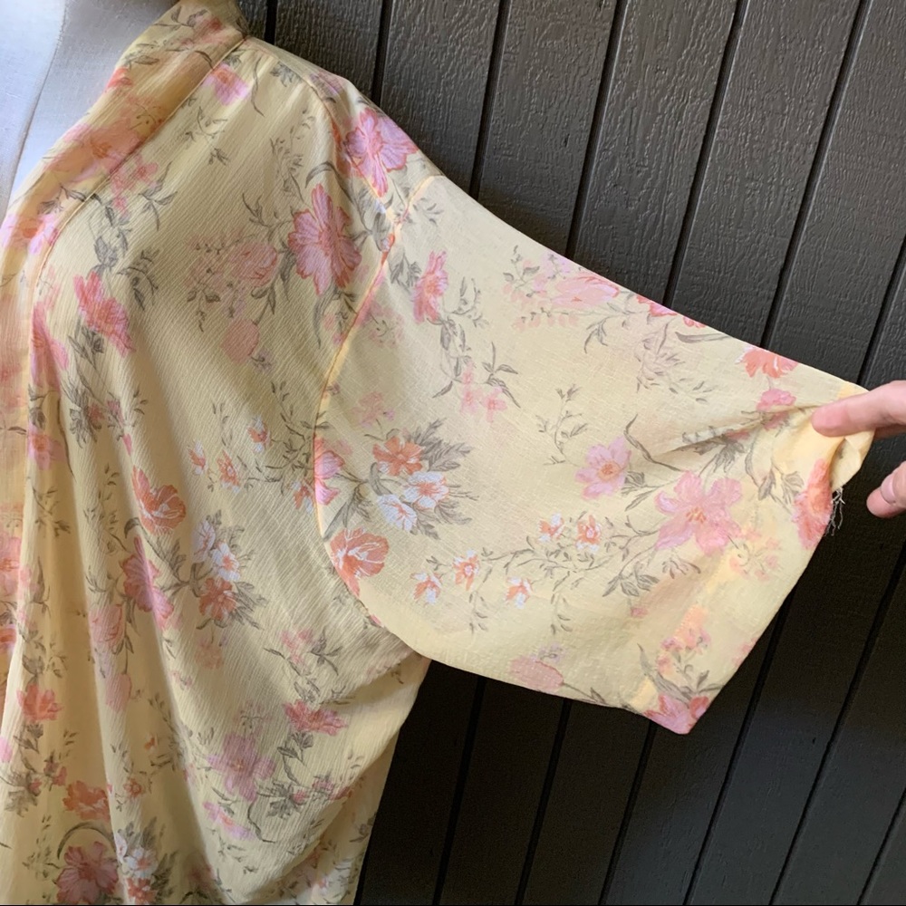 American Eagle Floral Print Over Size Kimono - Picture 4 of 10